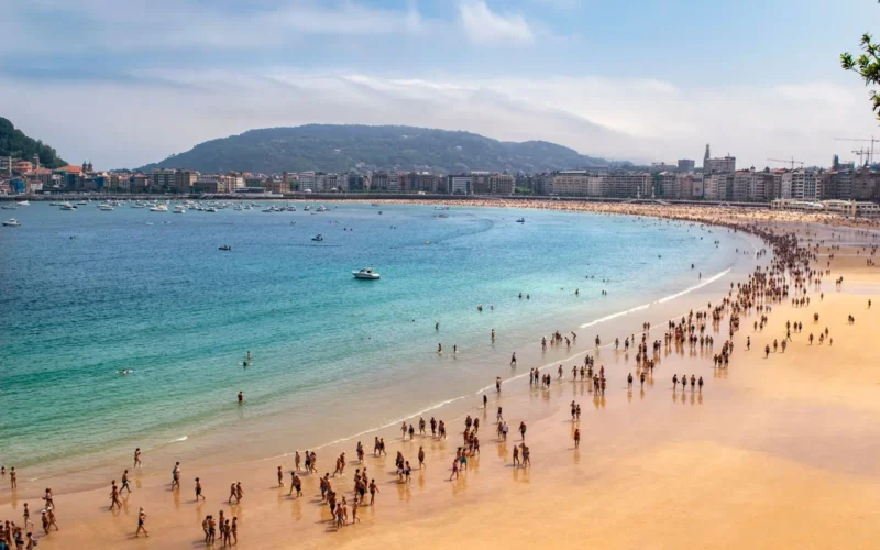 Strand La Concha in San Sebastián met de baai