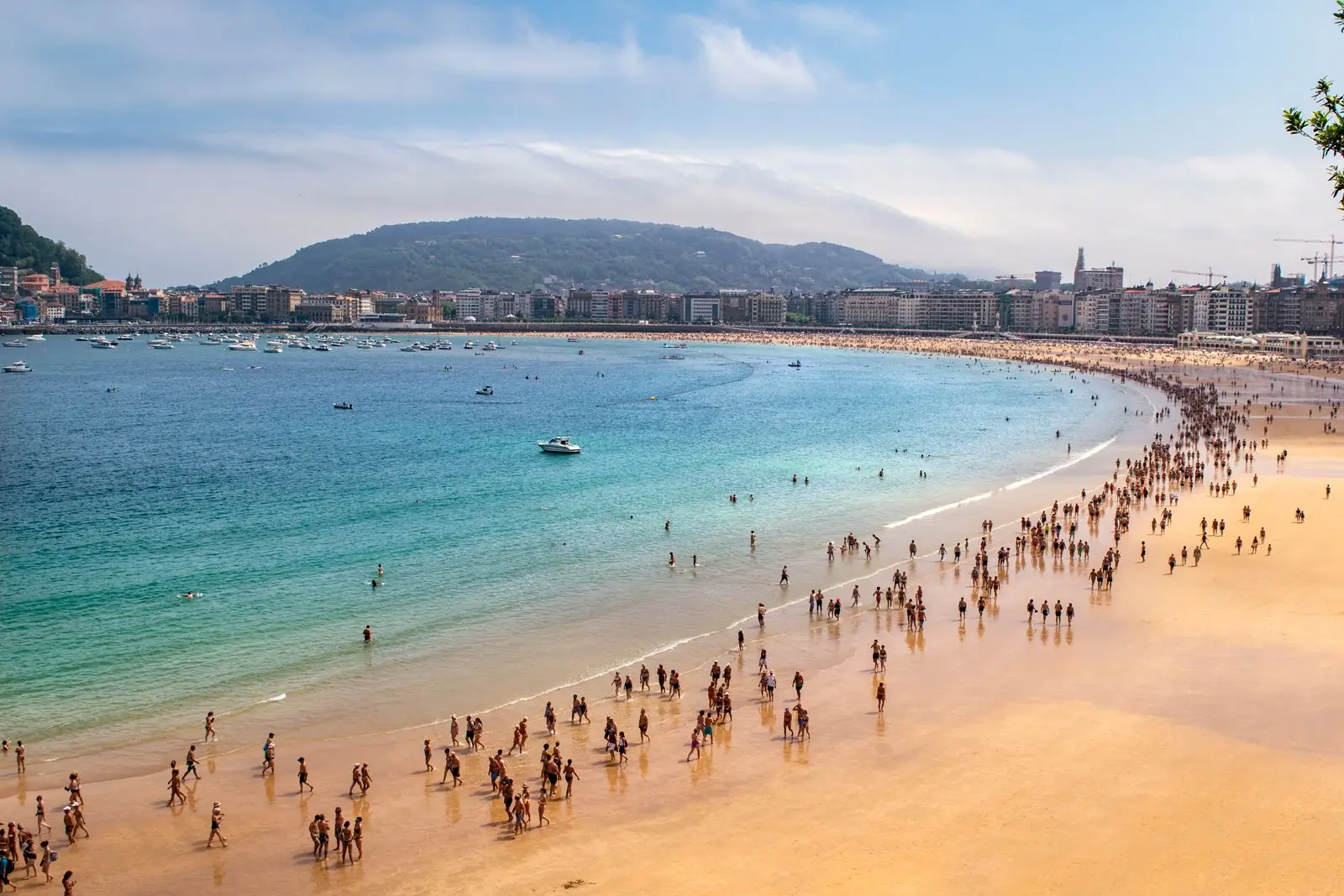Strand La Concha in San Sebastián met de baai