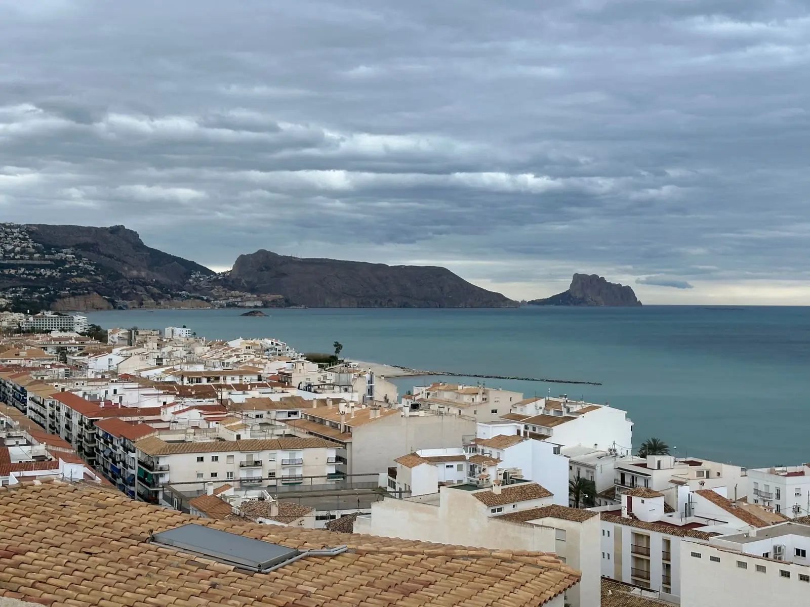 Witte huizen van Altea met uitzicht over zee en de kust