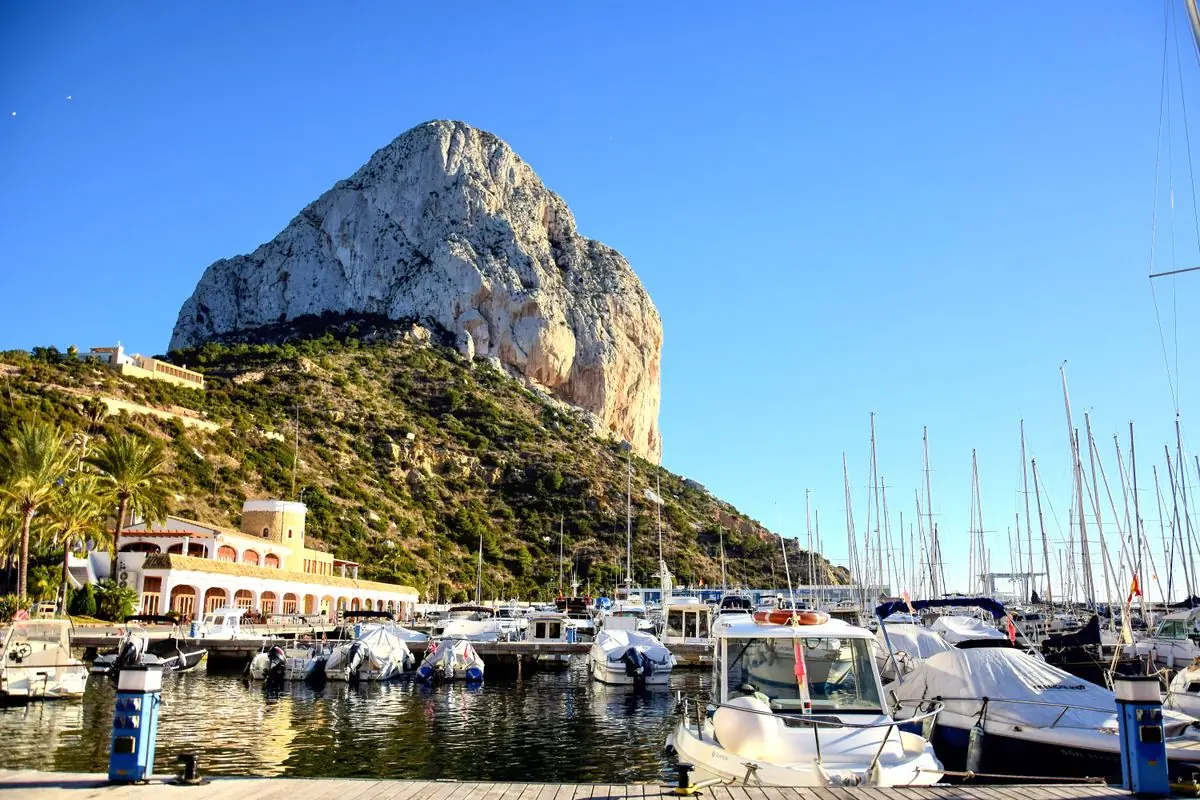 Jachthaven van Calpe met boten en de Peñón de Ifach erachter