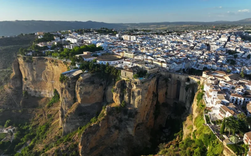Ronda op een rotsplateau met de diepe kloof El Tajo