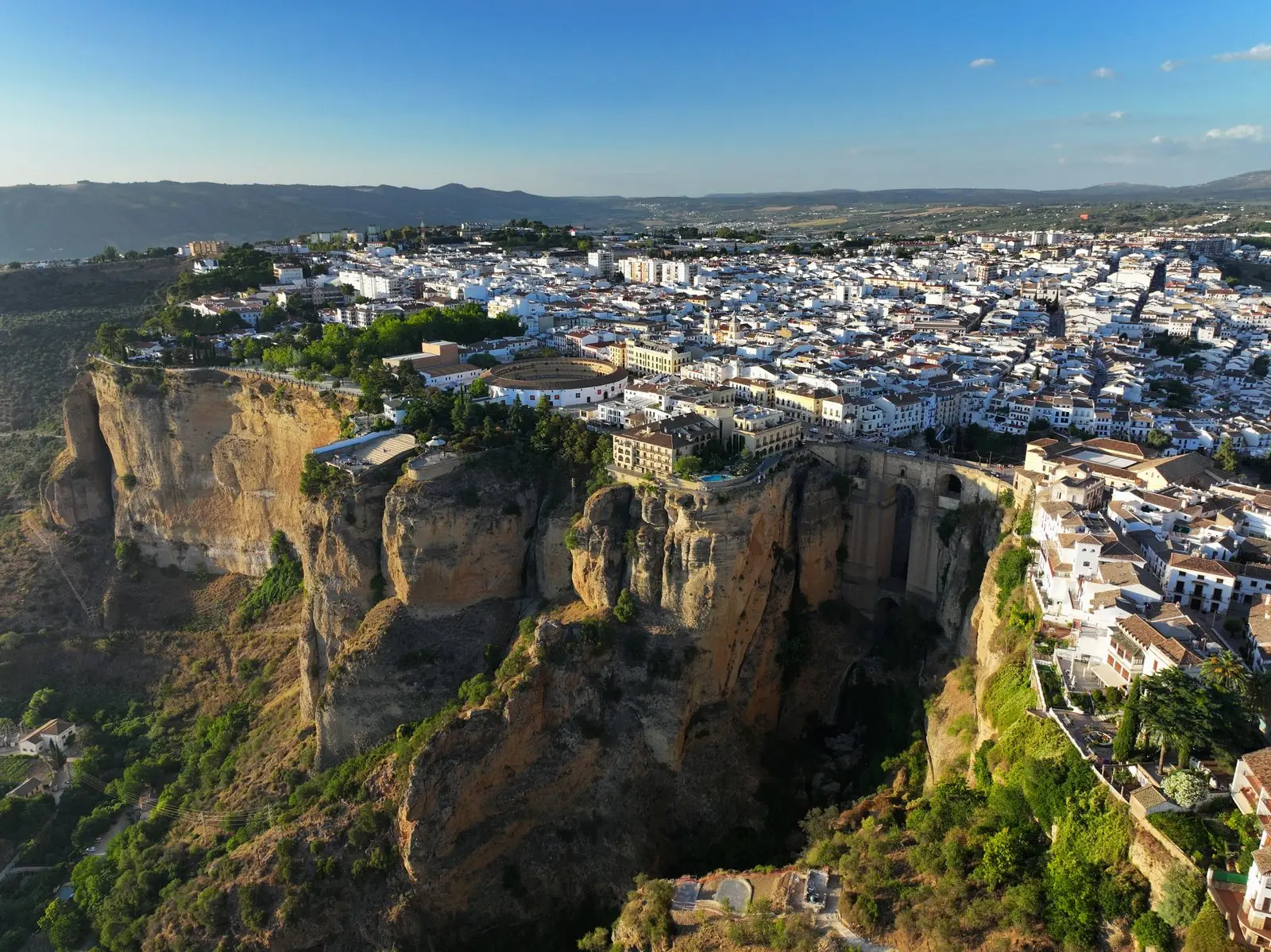 Ronda op een rotsplateau met de diepe kloof El Tajo