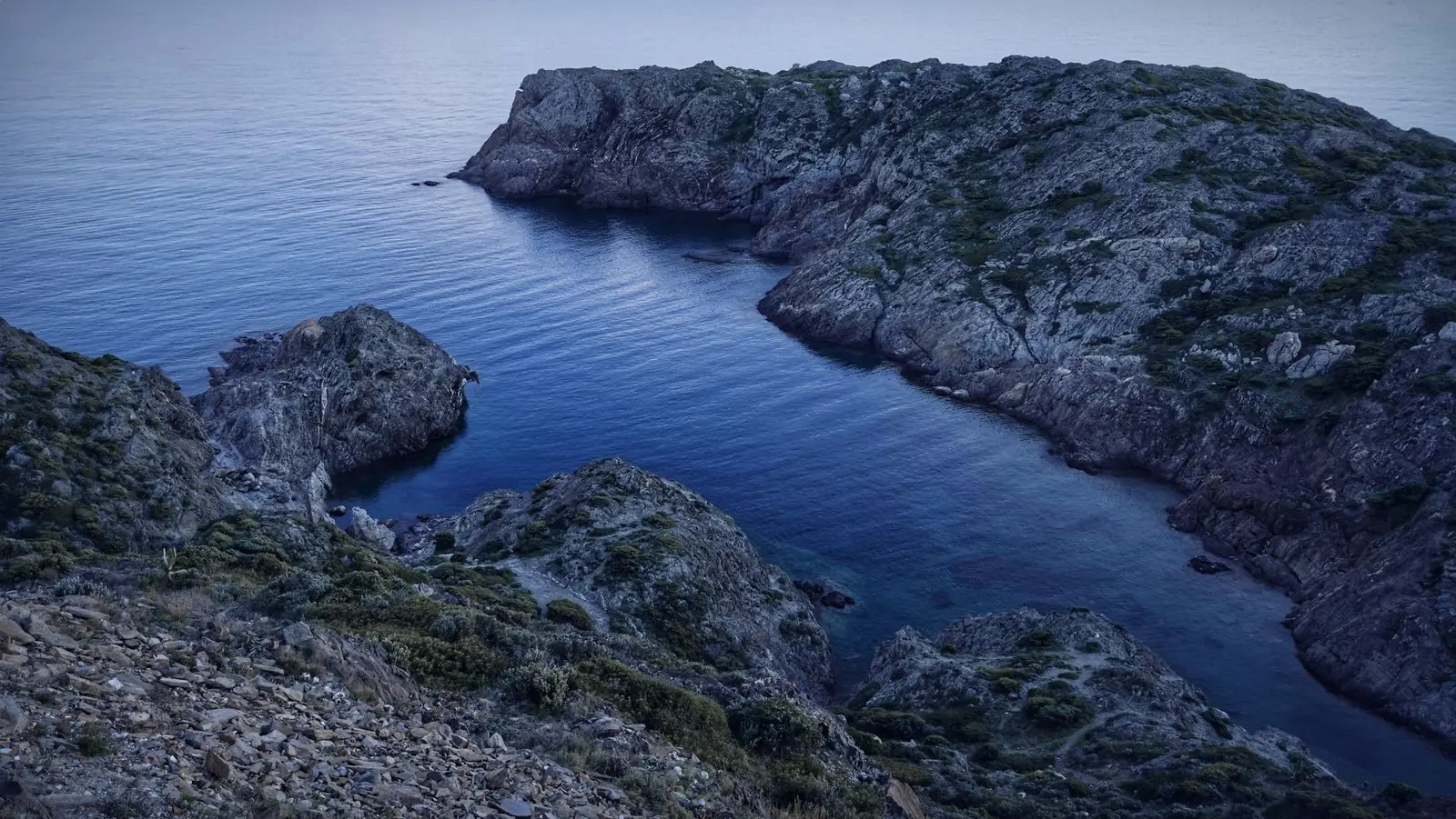 Ruige rotsen en een smalle inham bij Cap de Creus