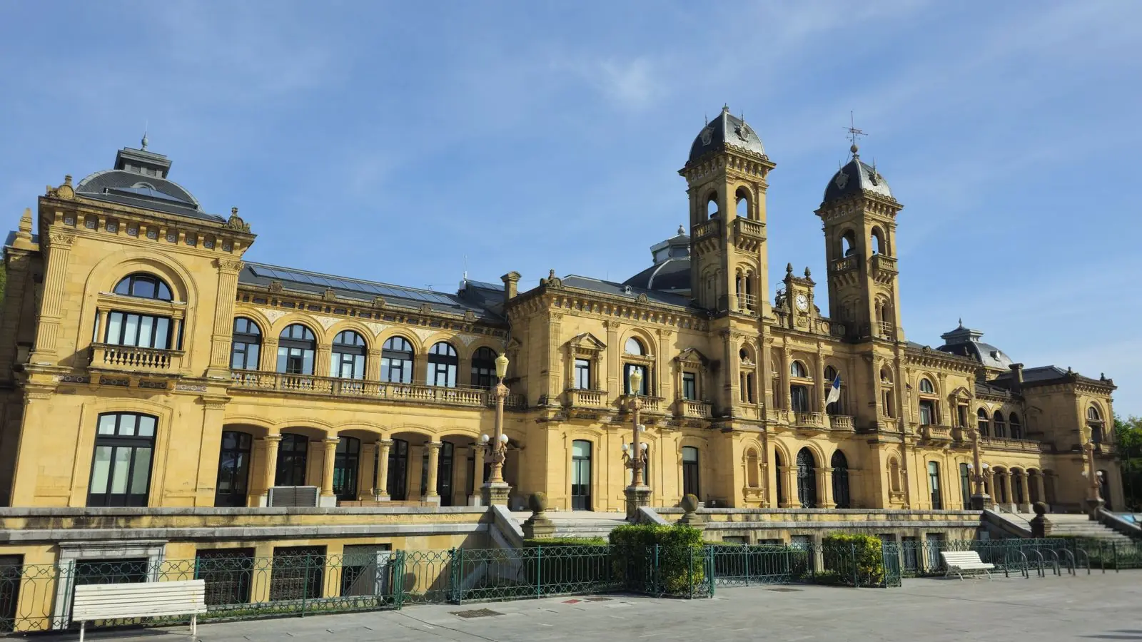 Het stadhuis van San Sebastián, een voormalig casino met twee torens