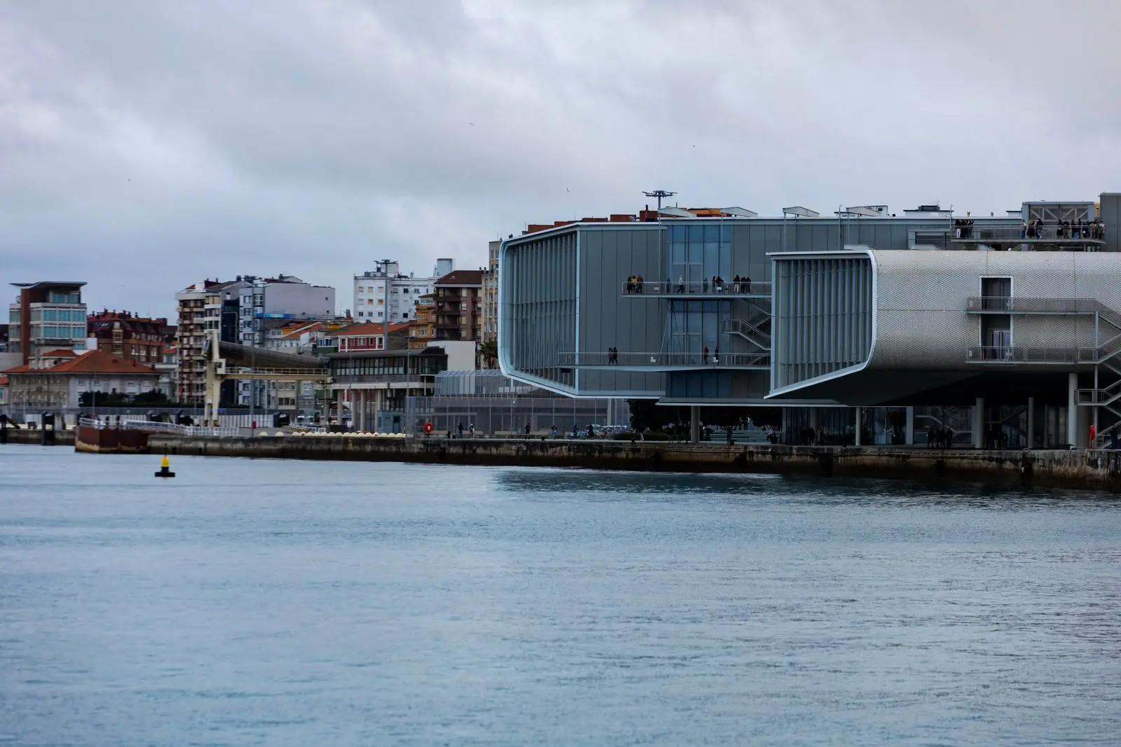 Het moderne Centro Botín aan het water van de baai van Santander