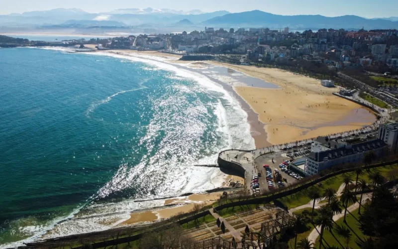 Luchtfoto van de kust van Santander met de brede stranden van El Sardinero