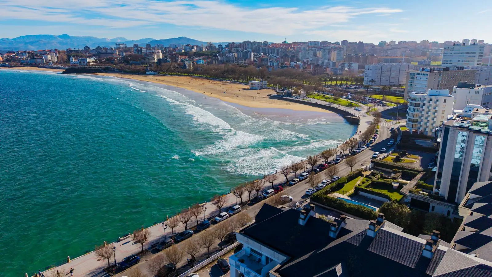 Luchtfoto van het brede strand van El Sardinero met boulevard
