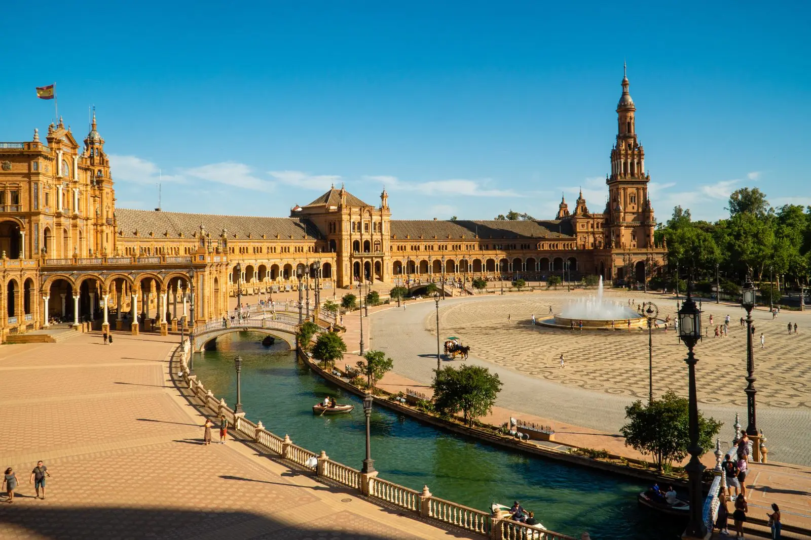 Halfronde Plaza de España in Sevilla met gracht en torens