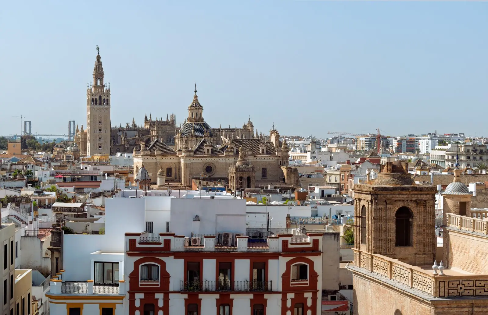 Daken van Sevilla met de kathedraal en de Giralda-toren