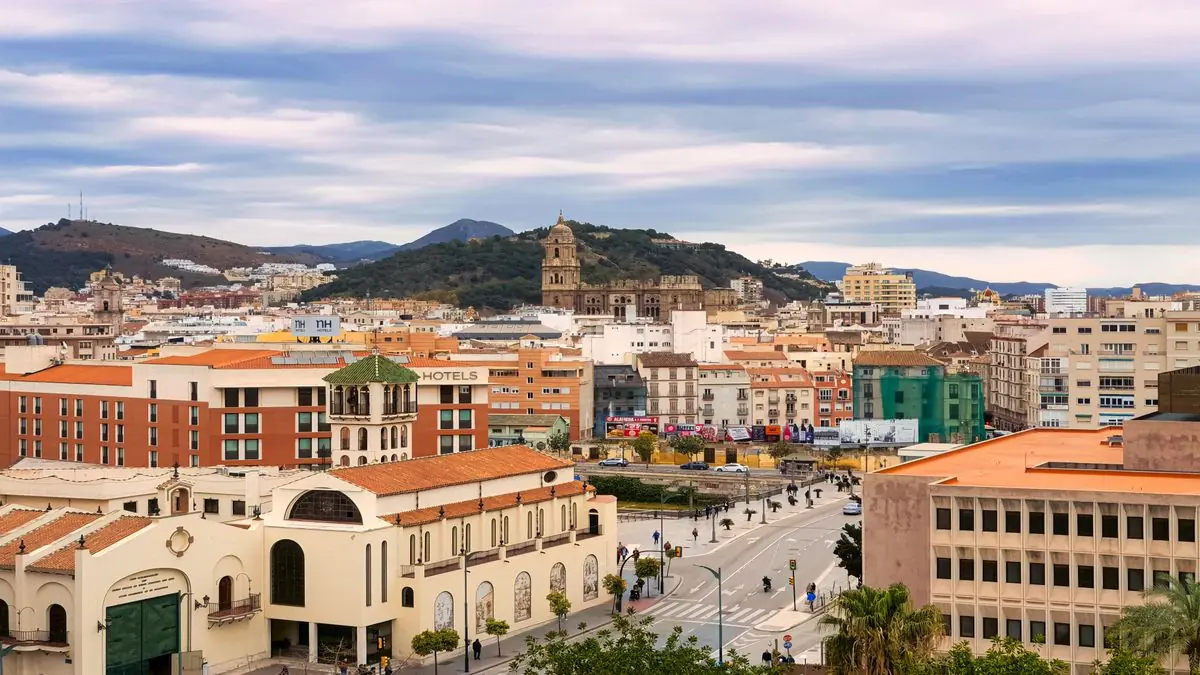 Stadsgezicht van Málaga met de heuvel van Gibralfaro op de achtergrond