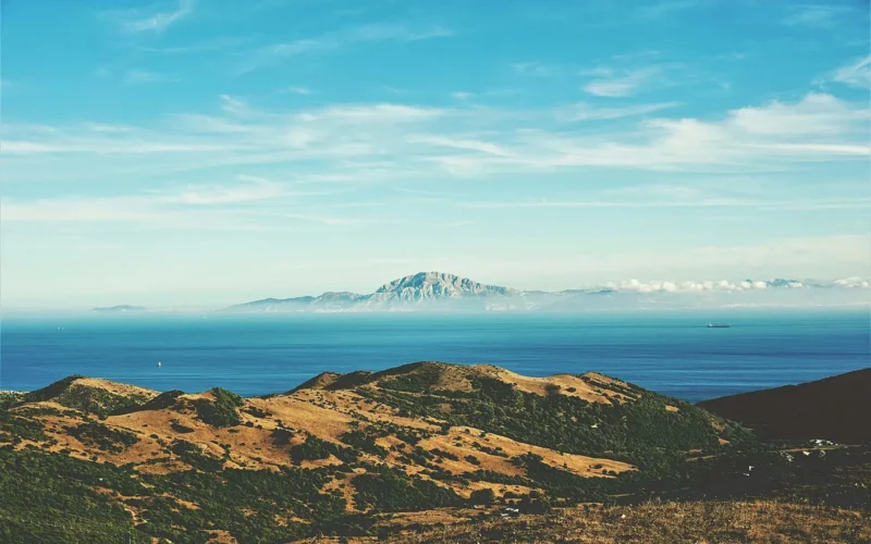 Heuvels bij Tarifa met de zee en de Marokkaanse bergen aan de horizon
