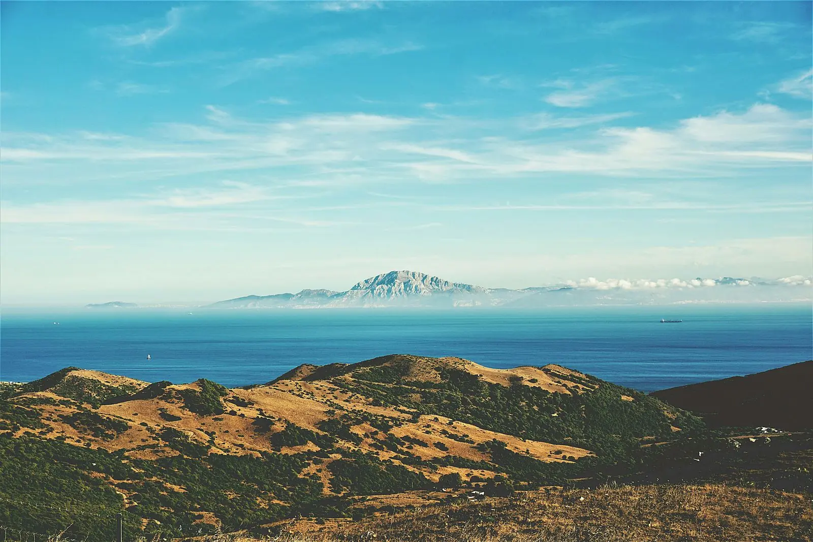 Heuvels bij Tarifa met de zee en de Marokkaanse bergen aan de horizon