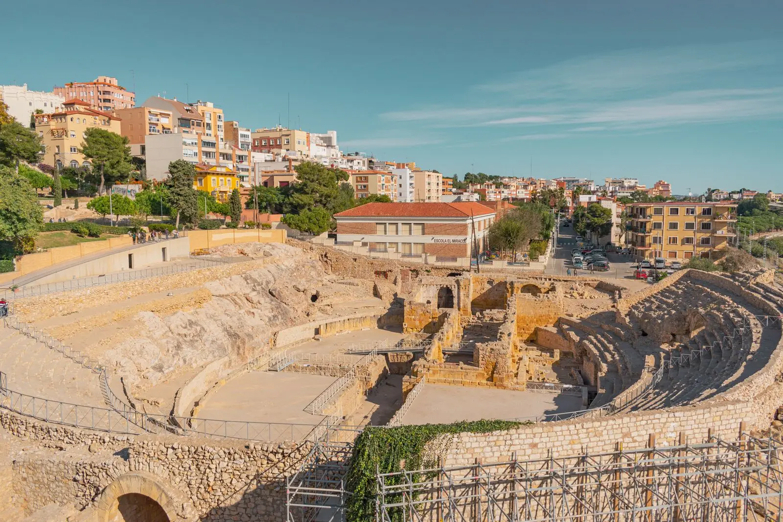 Romeins amfitheater van Tarragona met stenen tribunes en de stad erachter