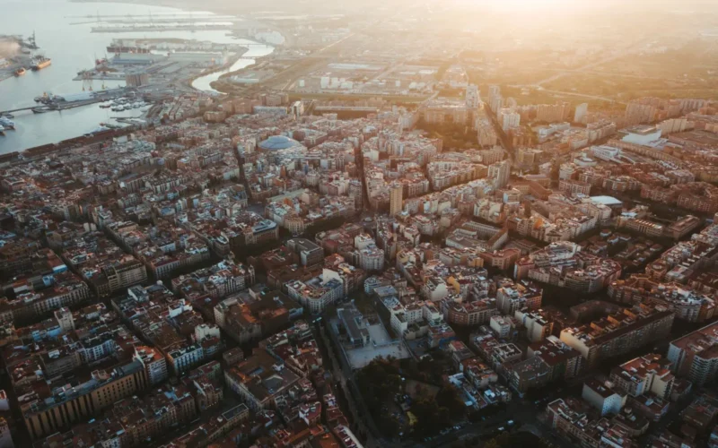 Luchtfoto van Tarragona met de stad en de zee in het avondlicht