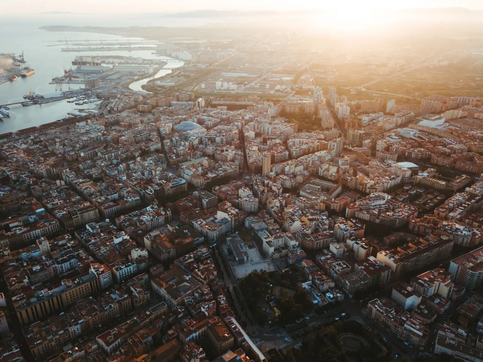 Luchtfoto van Tarragona met de stad en de zee in het avondlicht
