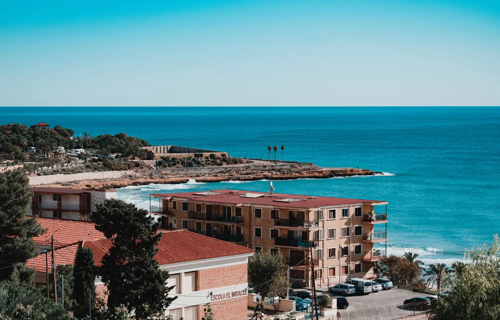 Luchtfoto van de kust bij Tarragona met helderblauwe zee en gebouwen