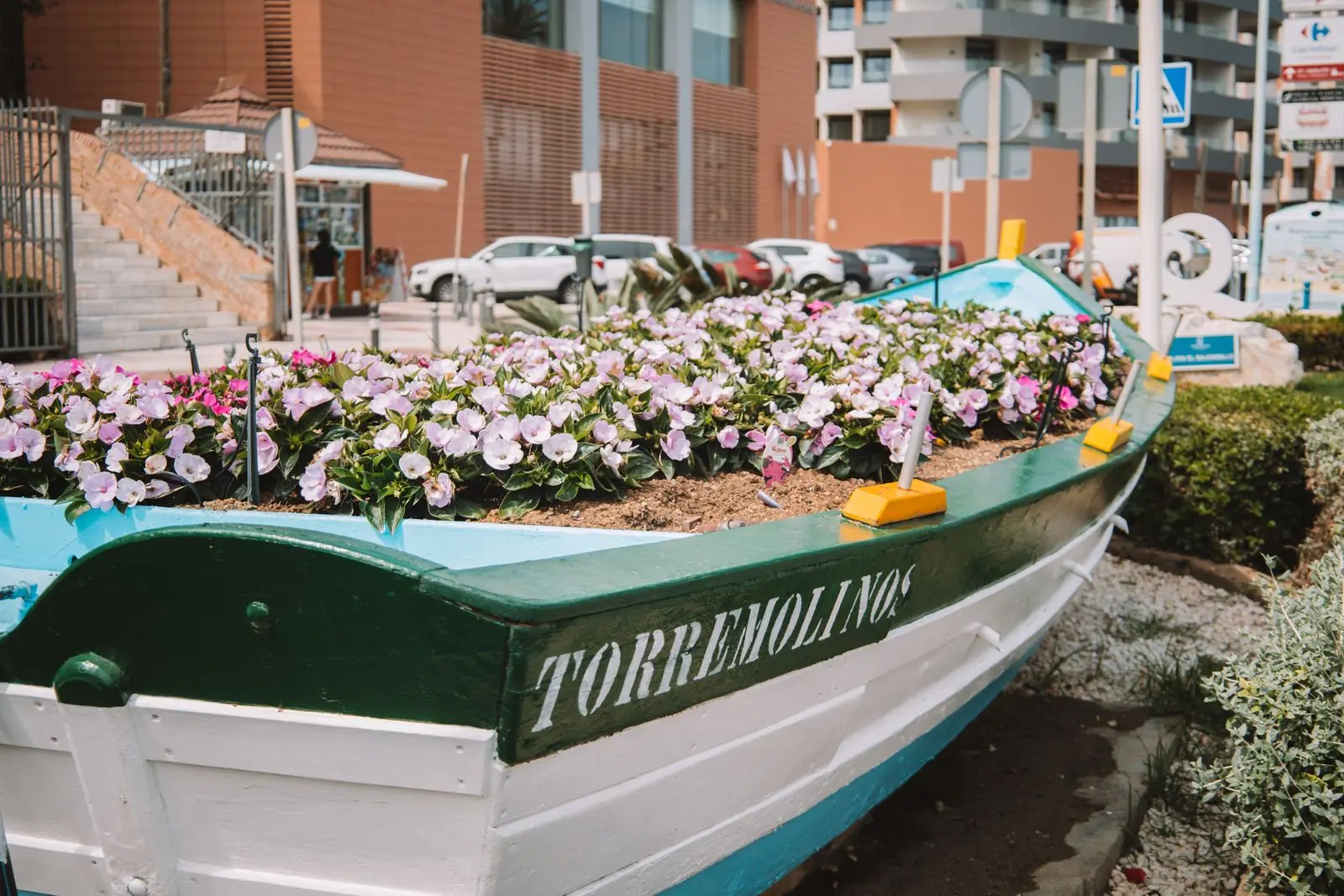 Bloembak in de vorm van een vissersboot met de naam Torremolinos