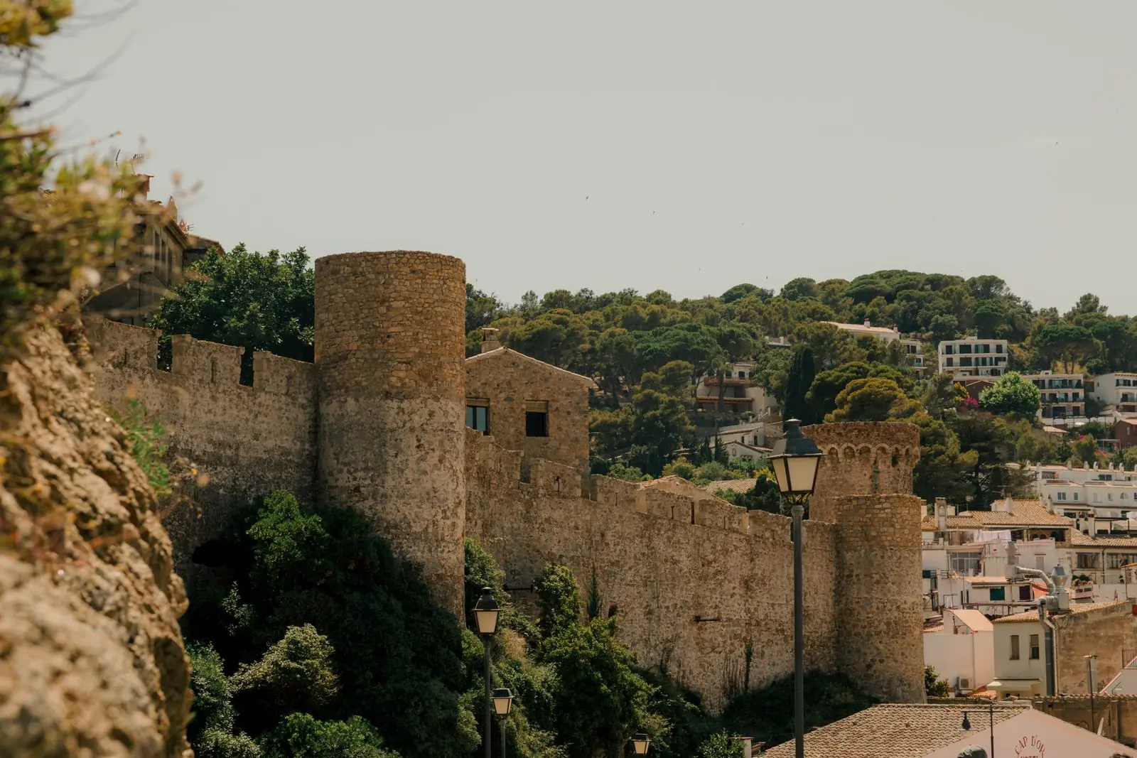 Ronde torens en stenen stadsmuren van de Vila Vella in Tossa de Mar
