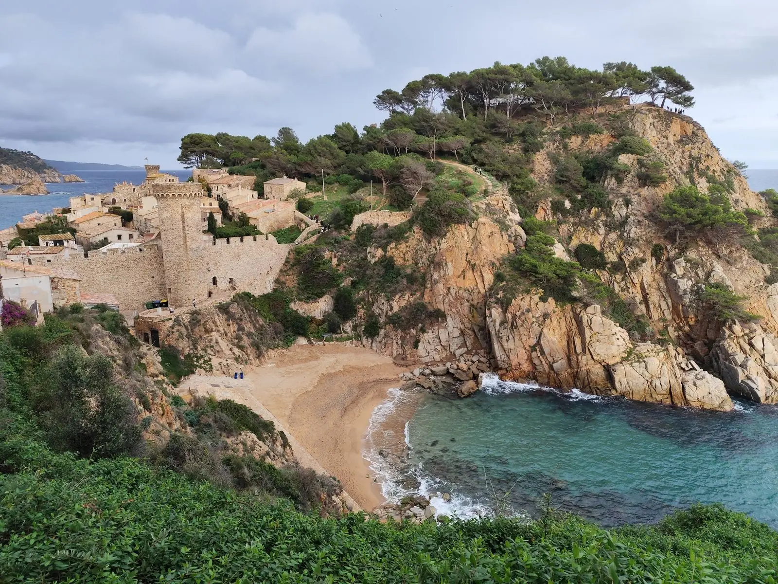 Baaitje Es Codolar onder de muren van de Vila Vella in Tossa de Mar